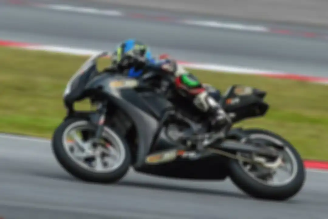 Membalap layaknya rain master, Surya jadi yang tercepat pada kondisi wet race.