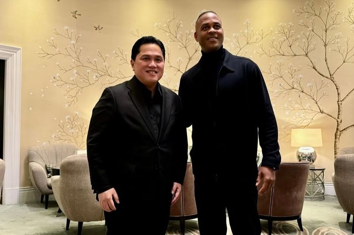 Ketua Umum PSSI Erick Thohir (kiri) dan Pelatih anyar Timnas Indonesia Patrick Kluivert (kanan).