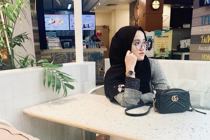 Padu padan hijab hitam ala Wirda Mansur