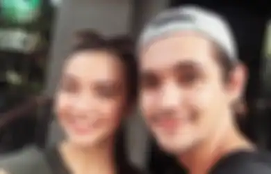 Peluk Abu Kremasi Marco Panari, Angela Gilsha Merasa Terpukul dan Hancur: Tidak Pernah Terlintas Adikku Akan Pergi Secepat Ini