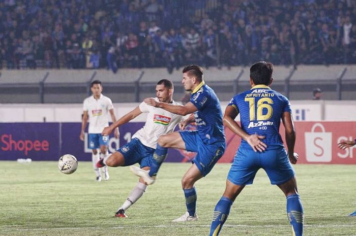 Suasana laga Persib vs PSIS Semarang dalam laga pekan ke-27 Liga 1 2019 di Stadion Si Jalak Harupat, Kabupaten Bandung pada Rabu (6/11/2019).