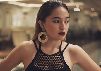 Tampil Seksi Tertutup Pakai Tank Top Belahan Dada Rendah, Marshanda Makin Terlihat Beda dengan Warna Rambut Barunya