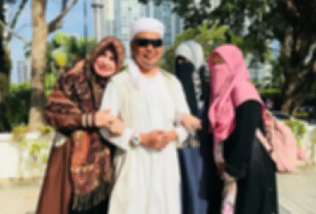 Ustaz Arifin Ilham bersama 3 istrinya.