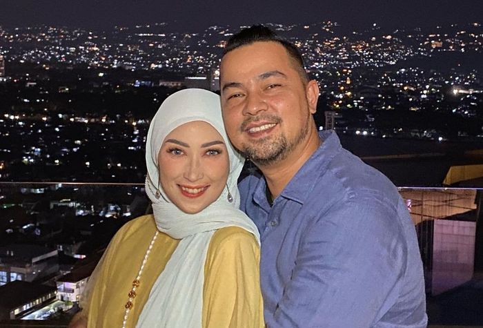 14 Tahun Arungi Rumah Tangga Bahagia Bareng Annisa Trihapsari, Sultan Djorghi Anggap Anak Adjie Pangestu Seperti Darah Daging Sendiri hingga Peluk Mesra Istri dan Putra Sambungnya yang Kini Tumbuh Jadi Pria Tampan