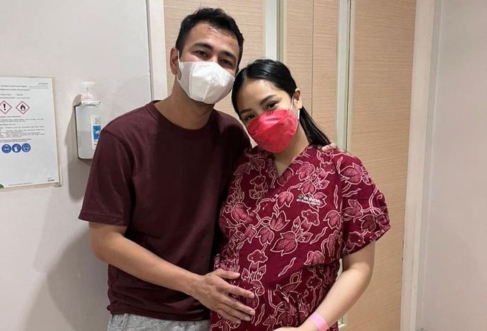 Nagita Slavina dan Raffi Ahmad melahirkan anak kedua mereka yang berjenis kelamin laki-laki. Bayi itu dipanggil dengan nama baby R.