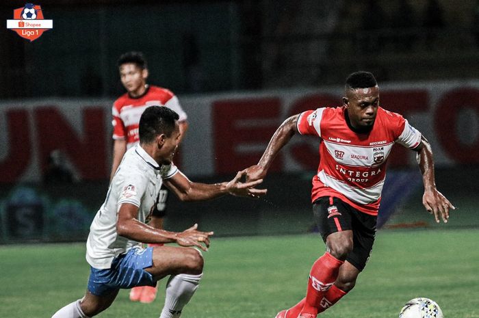 Winger Madura United, David Laly (kanan), berduel dengan pemain PSIS Semarang pada pekan ke-16 Liga 1 2019 di Stadion Gelora Ratu Pamelingan, Sabtu (24/8/2019).