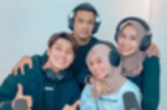Lesty Kejora dan Rizky Billar serta bos toko handphone, Putra Siregar