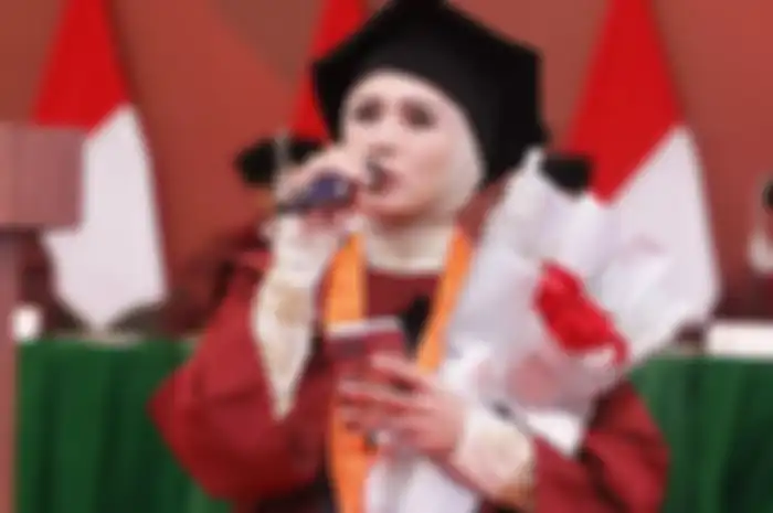 Momen Mulan Jameela menyanyikan Wonder Women di acara wisudanya
