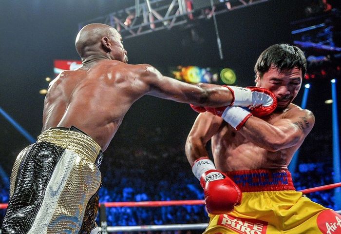 Floyd Mayweather memukul Manny Pacquiao saat keduanya bertanding tinju untuk pertama kalinya di MGM Grand Arena, Las Vegas, Nevada, AS, 2 Mei 2015. Saat itu, Mayweather dinyatakan menang atas Pacquiao dalam keputusan angka mutlak usai melewati ronde ke-12.