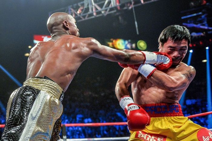 Floyd Mayweather memukul Manny Pacquiao saat keduanya bertanding tinju untuk pertama kalinya di MGM Grand Arena, Las Vegas, Nevada, AS, 2 Mei 2015. Saat itu, Mayweather dinyatakan menang atas Pacquiao dalam keputusan angka mutlak usai melewati ronde ke-12.