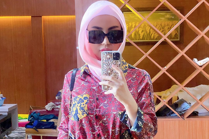 Bella Shofie tampil berhijab dengan gaya kasual mewah yang dipadukan dengan pemakaian ikat pinggang