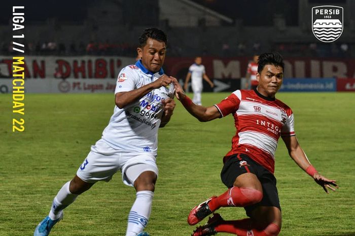 Winger Persib Bandung, Febri Hariyadi, mendapatkan kawalan dari bek Madura United, Alfath Fathier, pada laga pekan ke-22 Liga 1 2019.