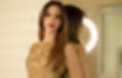 Muncul dengan Bikini, Penampilan Berani dan Super Seksi Nia Ramadhani di Pantai Jadi Sorotan 