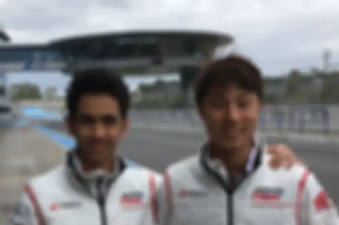 Andi Farid Izdihar (kiri) menjalani tes pramusim Moto2 2020 di sirkuit Jerez. Sayang gara-gara cuaca buruk lebih banyak berkutat di garasi ketimbang di lintasan