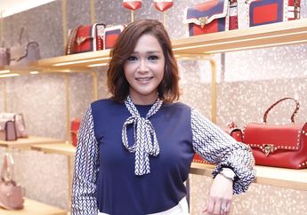 Mejeng di Samping Mobil Jeep Mewah, Gaya Maia Estianty Tenteng Tas Harga 500 Jutaan Rupiah Jadi Sorotan 