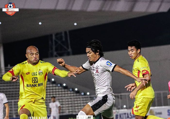 Bek Madura United, Andik Rendika Rama (tengah) berduel dengan bek Bhayangkara FC, Anderson Salles (kiri), pada pekan ke-12 Liga 1 2019 di Stadion Madya, Senin (5/8/2019).