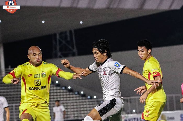 Bek Bhayangkara FC, Anderson Salles (kiri), berduel dengan bek Madura United, Andik Rendika Rama (tengah), pada pekan ke-12 Liga 1 2019 di Stadion Madya, Senin (5/8/2019).