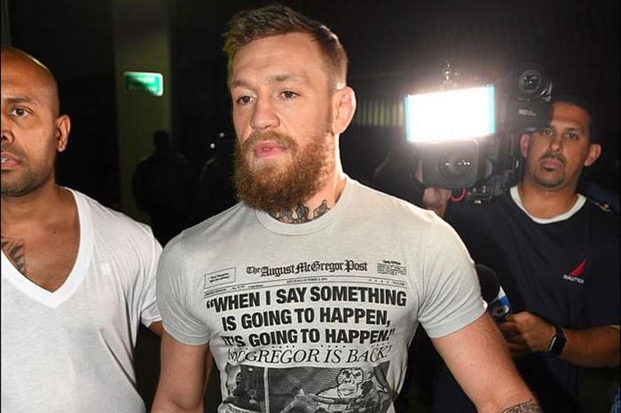 Momen saat Conor McGregor keluar dari penjara pada Senin (11/3/2019) setelah diduga melaukan perampasan dan perusakan telepon genggam milik penggemarnya.