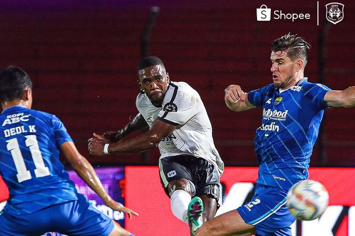 Suasana duel RANS Nusantara FC dan Persib Bandung pada pekan ke-27 Liga 1 2023/2024.