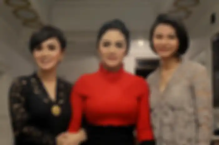 Potret cantik Kartika Sary di acara pengajian