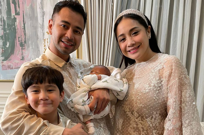 Nagita Slavina dan Raffi Ahmad bersama kedua putranya, Rafathar dan Rayyanza Malik Ahmad.