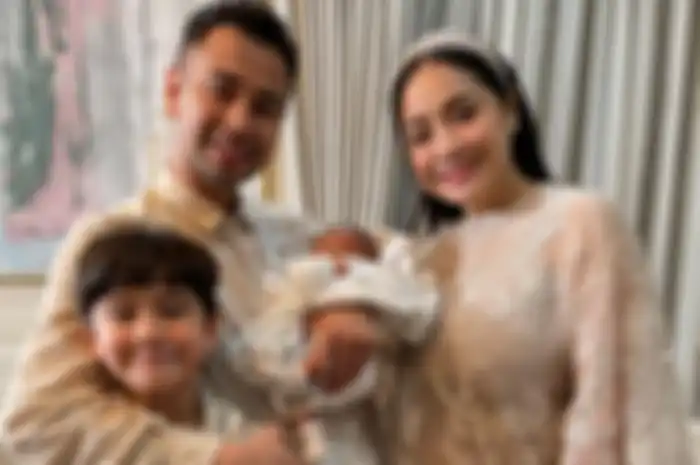 Nagita Slavina dan Raffi Ahmad bersama kedua putranya, Rafathar dan Rayyanza Malik Ahmad.