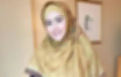 Belum Lama Cerai dari Komedian Kiwil, Meggy Wulandari Pamer Genggaman Tangan Pria dan Peringatkan Hal Ini