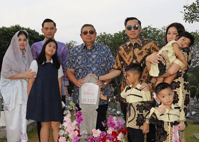 Keluarga SBY saat berziarah ke makam Ani Yudhoyono