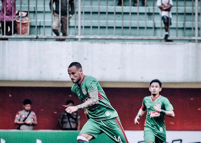 Gelandang asing PSS Sleman, Alfonso de la Cruz, saat menjalani debut melawan Madura United pada ajang Piala Presiden 2019 di Stadion Maguwoharjo, Sleman, Selasa (5/3/2019).