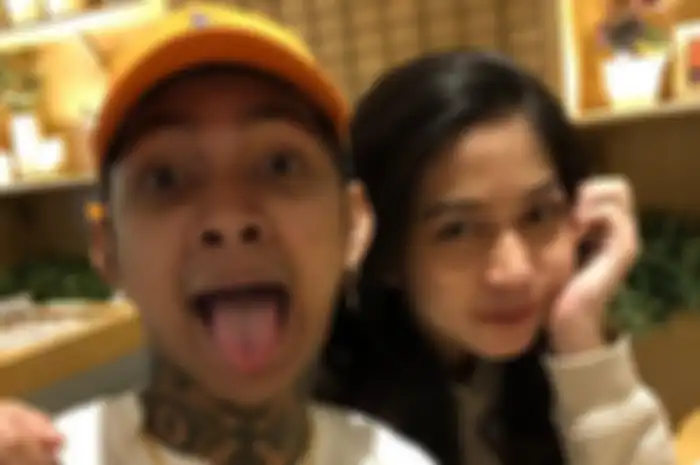 Young Lex dan istrinya, Eriska Nakesya, membuat video klarifikasi terkait kabar pernikahan dan kehamilan istrinya