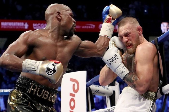 Floyd Mayweather (kiri) memukul Conor McGregor (kanan) saat keduanya bertanding tinju di T-Mobile Arena, Las Vegas, Nevada, AS, 16 Agustus 2017