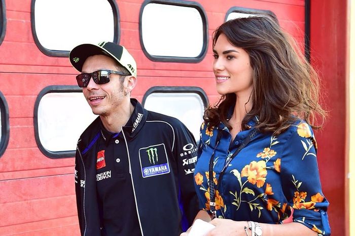 Valentino Rossi (kiri) dan Francesca Sofia Novello (kanan) 