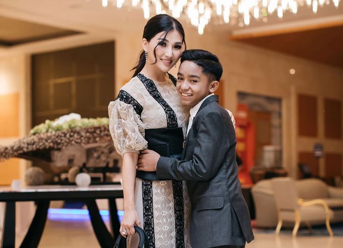 Sering Terlihat Peluk dan Cium Betrand Peto, Sarwendah Akui Canggung