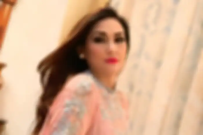Nia Daniaty tampil pakai kerudung hingga curi perhatian!