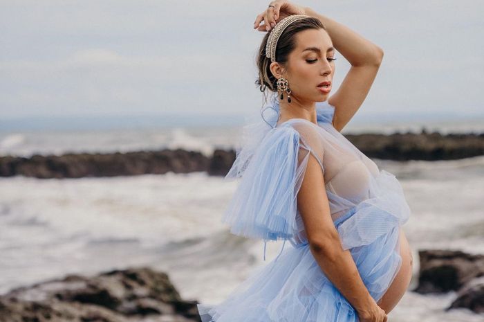 Jennifer Bachdim mengalami mastitis, yaitu sebuah kondisi pada ibu menyusui di mana payudara membengkak dan nyeri.