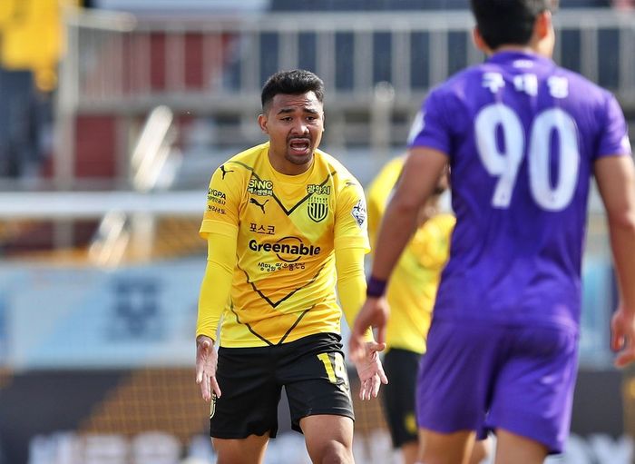 Bek timnas Indonesia, Asnawi Mangkualam menjalani debut bersama Jeonnam Dragons.