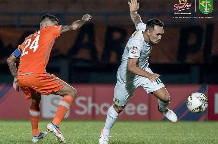 Pemain Persebaya Surabaya, Damian Lizio (kanan), berebut bola dengan kapten Borneo FC Diego Michiels (kiri) pada laga pekan kelima Liga 1 2019 di Stadion Segiri, Samarinda, Minggu (23/6/2019).