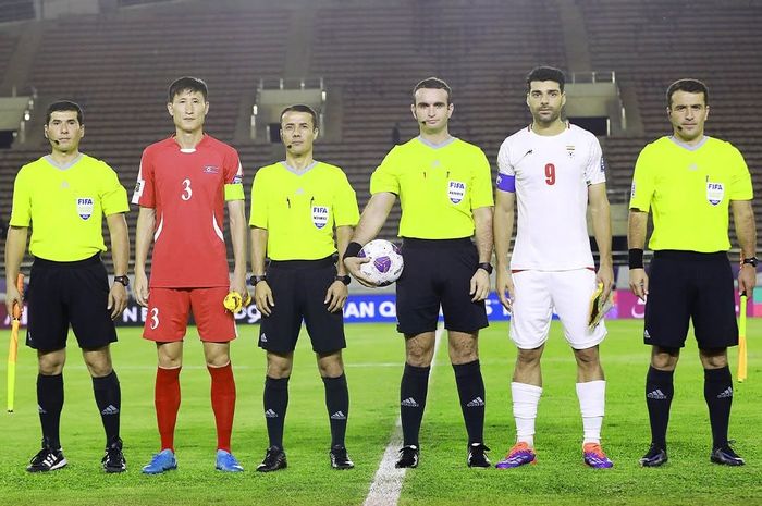WASIT GULMORODI - Potret Wasit Gulmurodi Sardulo saat memimpin laga antara Korea Utara vs Iran. Ia akan memimpin laga Indonesia vs Bahrain di Kualifikasi Piala Dunia 2026.(FA Tajikistan)