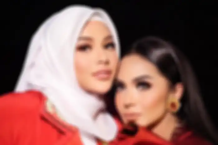 Potret Aurel Hermansyah dan Krisdayanti saat pemotretan bersama.