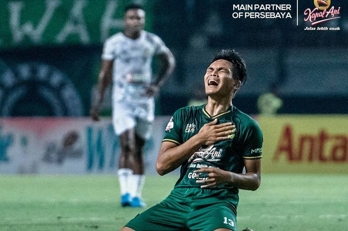 Selebrasi pemain Persebaya, Rachmat Irianto, usai mencetak gol ke gawang PS Tira-Persikabo pada pekan kesepuluh Liga 1 2019 di Stadion Gelora Bung Tomo, Minggu (21/7/2019).