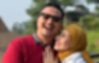 Ferry Maryadi Dirujak Netizen Usai Cium Rambut Mantan, Deswita Maharani Pasang Badan: Itu Hal Biasa