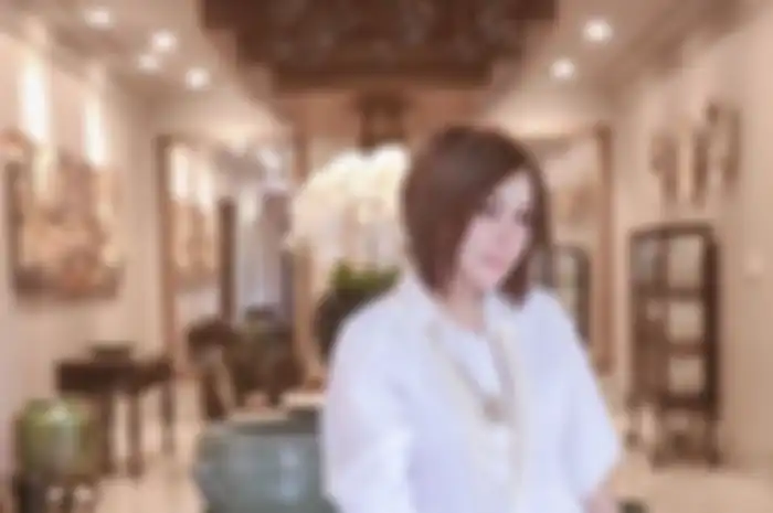 Syahrini kerap tampil modis kenakan berbagai fashion item branded dengan harga fantastis