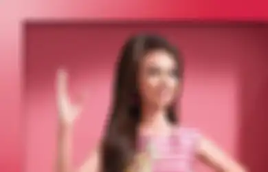 Gini Tampilan Yuki Kato saat Cosplay Jadi Barbie. Mirip Enggak?