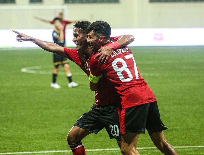 Gelandang Bali United, Sidik Saimima, bersama Stefano Lilipaly merayakan gol yang dicetaknya saat melawan Tampines Rovers pada Kualifikasi Liga Champions Asia 2020.