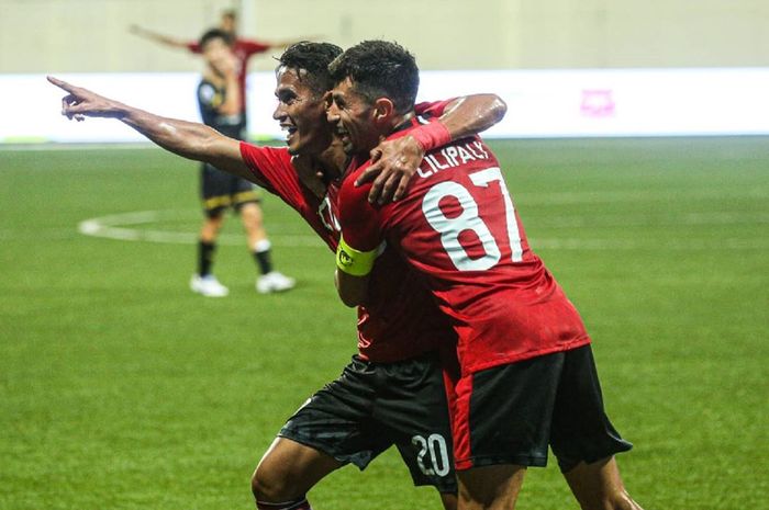 Gelandang Bali United, Sidik Saimima, bersama Stefano Lilipaly merayakan gol yang dicetaknya saat melawan Tampines Rovers pada Kualifikasi Liga Champions Asia 2020.