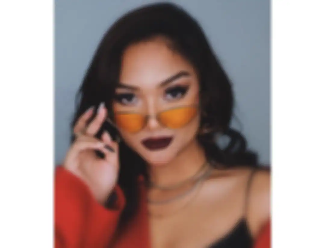 Gaya makeup Marion Jola dengan bibir dihiasi lip cream atau lipstik cokelat tua