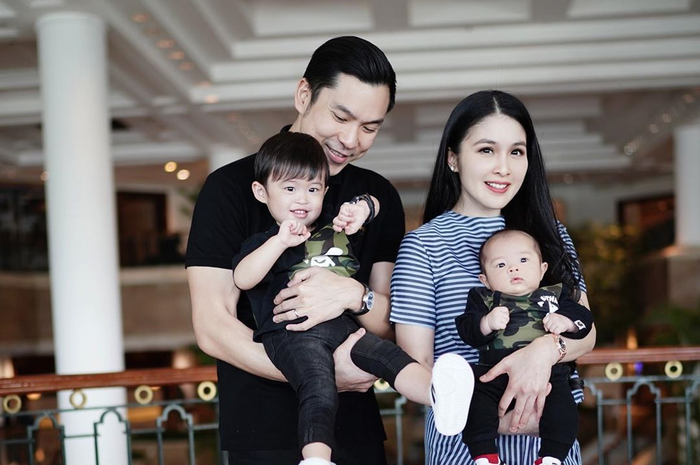 Harvey Moeis - Sandra Dewi dan kedua putra mereka