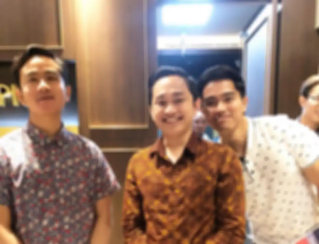 Ansari Kadir berfoto bersama dengan Kaesang dan Gibran usai menghadiri meeting Master Plan antara Markobar dan Sang Pisang. 