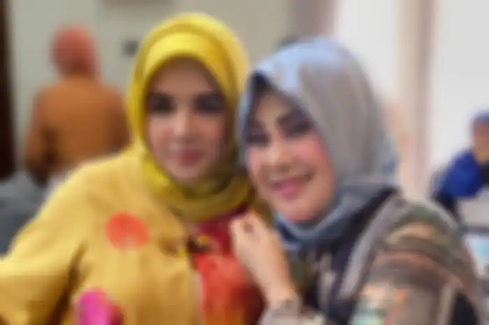 Fitria Sukaesih dan Elvy Sukaesih
