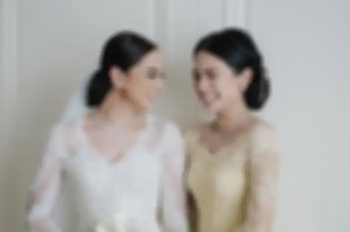 Penampilan Maudy Ayunda di pernikahan sang adik, Amanda Khairunnisa.